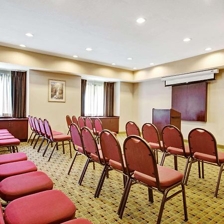 Super 8 By Wyndham San Antonio Airport North Hotel Екстериор снимка